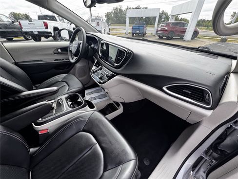 Used 2024 Chrysler Pacifica Touring-L FWD image 12