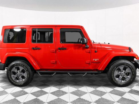 Used 2017 Jeep Wrangler Unlimited Sahara w/ Connectivity Group AWD/4WD image 13