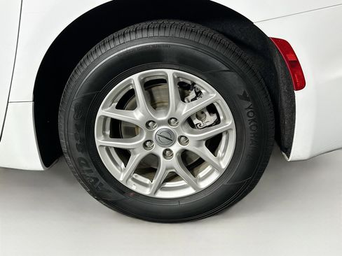 Used 2024 Chrysler Pacifica Touring-L FWD image 11