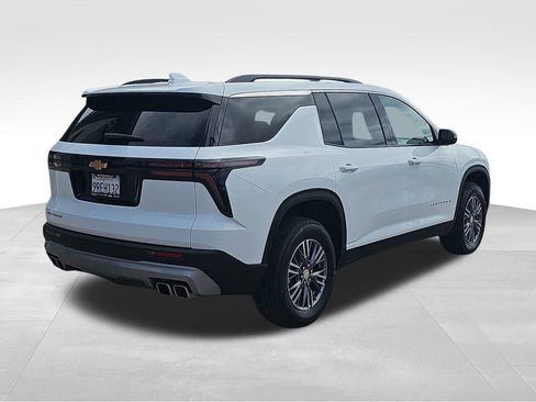 Used 2025 Chevrolet Traverse LT FWD image 3