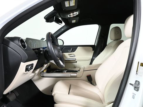 Used 2025 Mercedes-Benz GLB 250 4MATIC image 3
