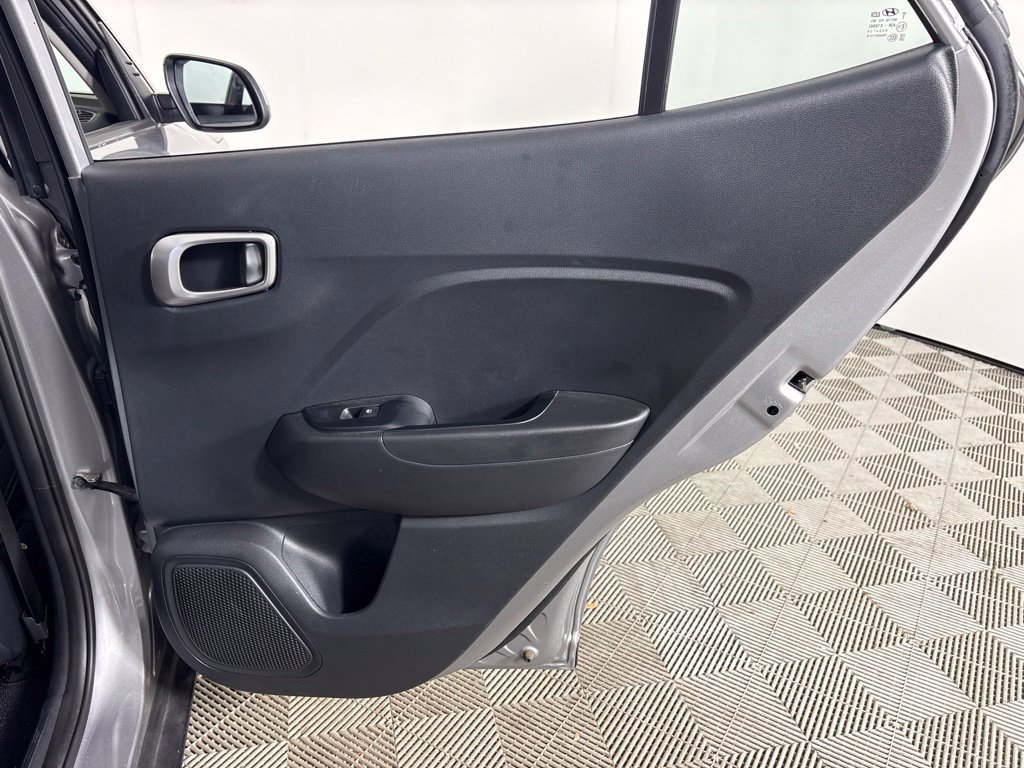 Used 2024 Hyundai Venue SEL FWD image 17