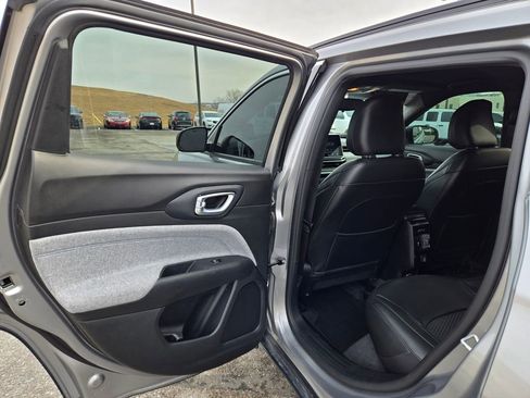 Used 2023 Jeep Compass Latitude w/ Mopar Graphics Package image 26