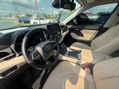 Used 2020 Toyota Highlander XLE AWD/4WD image 14