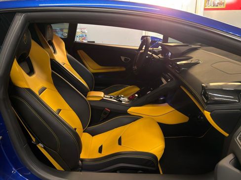 Used 2020 Lamborghini Huracan EVO image 20