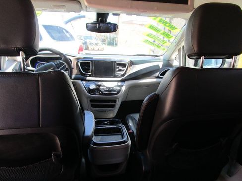 Used 2017 Chrysler Pacifica Touring-L FWD image 19