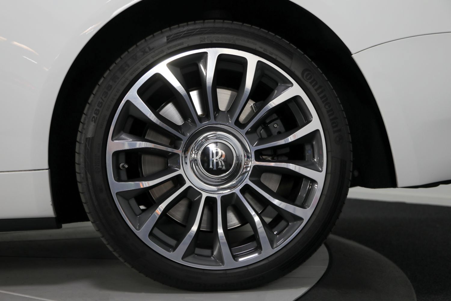 Used 2018 Rolls-Royce Dawn RWD image 22