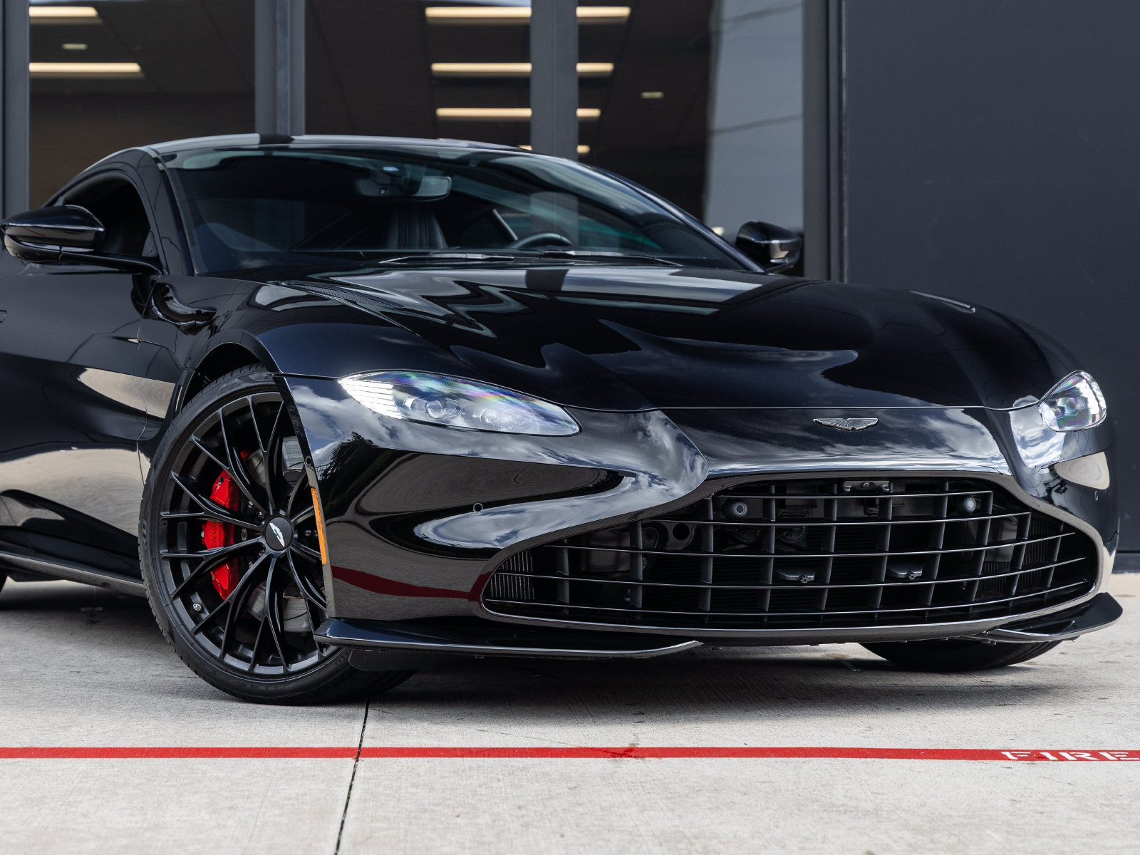 Used 2023 Aston Martin V8 Vantage Coupe RWD image 5