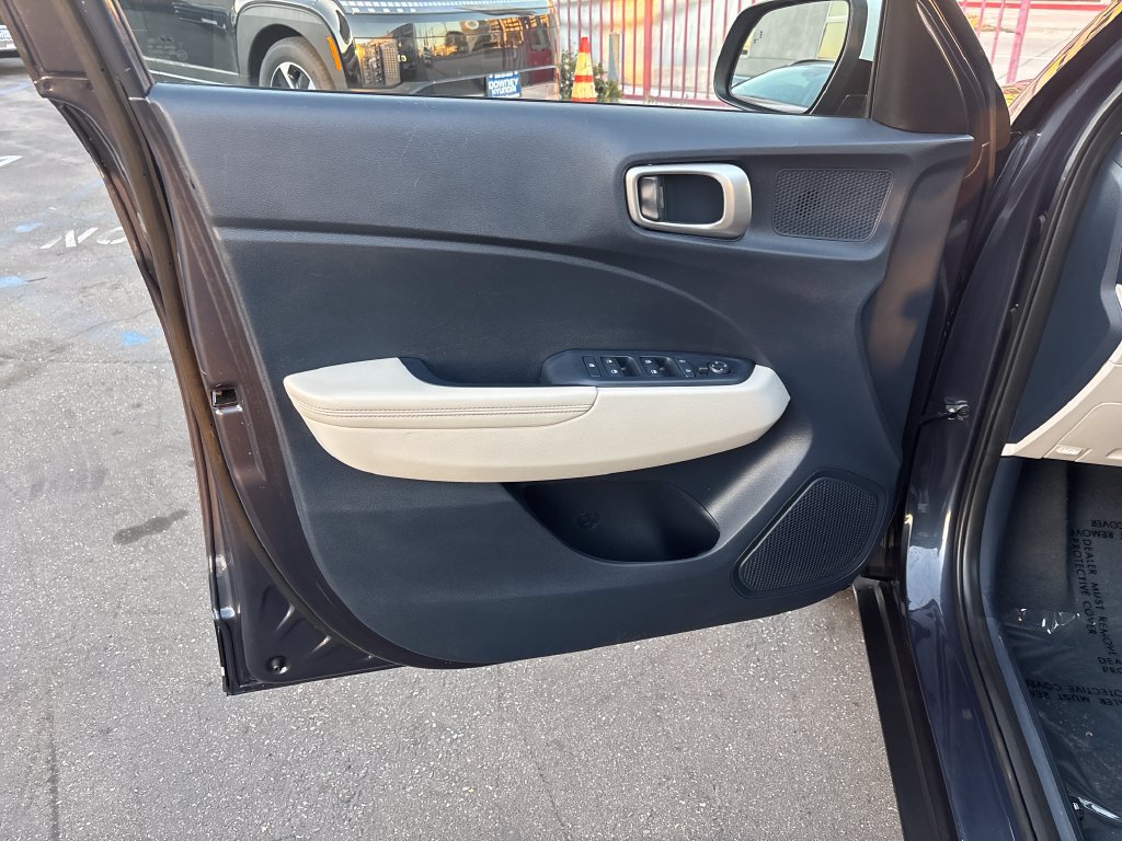 Used 2022 Hyundai Venue Limited FWD image 11