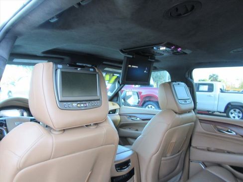 Used 2017 Cadillac Escalade Platinum image 34