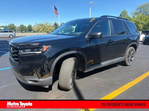 Used 2025 Honda Pilot Sport image 1