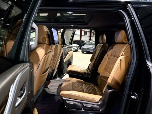 Used 2021 Cadillac Escalade ESV Premium Luxury w/ LPO, Illumination Package AWD/4WD image 17