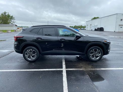 New 2026 Chevrolet Trax LT w/ LT Convenience Package FWD image 8