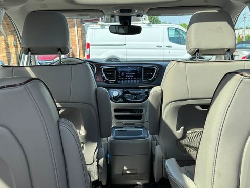 Used 2020 Chrysler Pacifica Limited FWD image 43