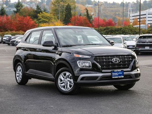 Used 2022 Hyundai Venue SE image 2