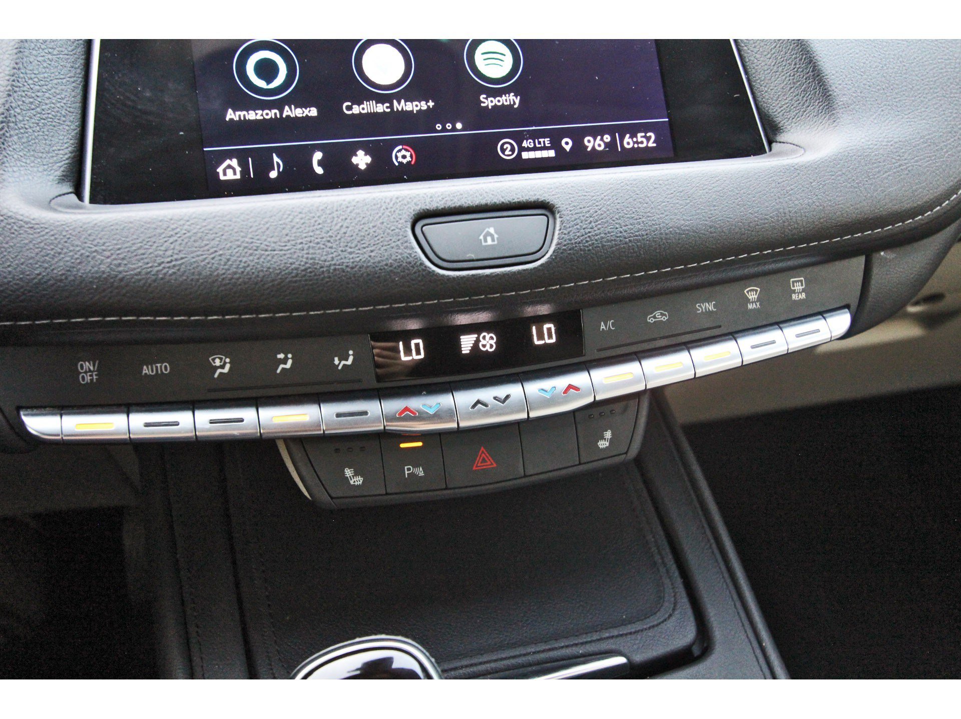 Used 2022 Cadillac XT4 Luxury w/ Cold Weather Package FWD image 29