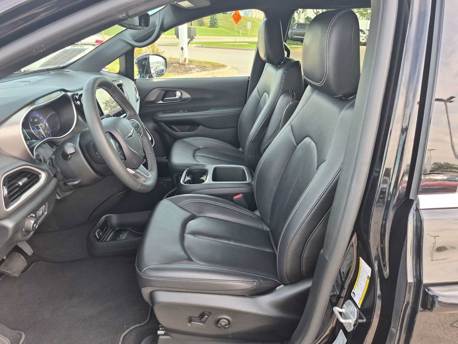 Used 2026 Chrysler Pacifica Select FWD image 16
