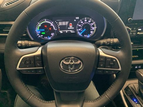 Used 2023 Toyota Highlander XLE AWD/4WD image 5