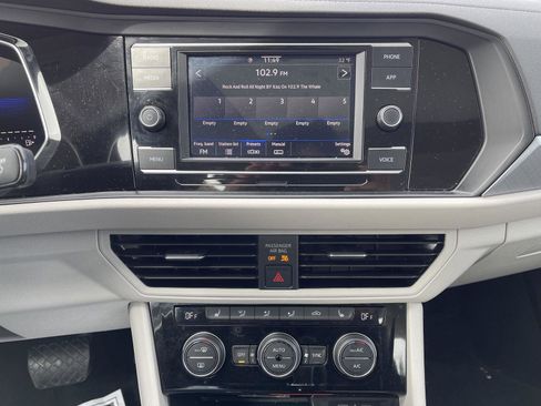 Used 2023 Volkswagen Jetta SE image 9
