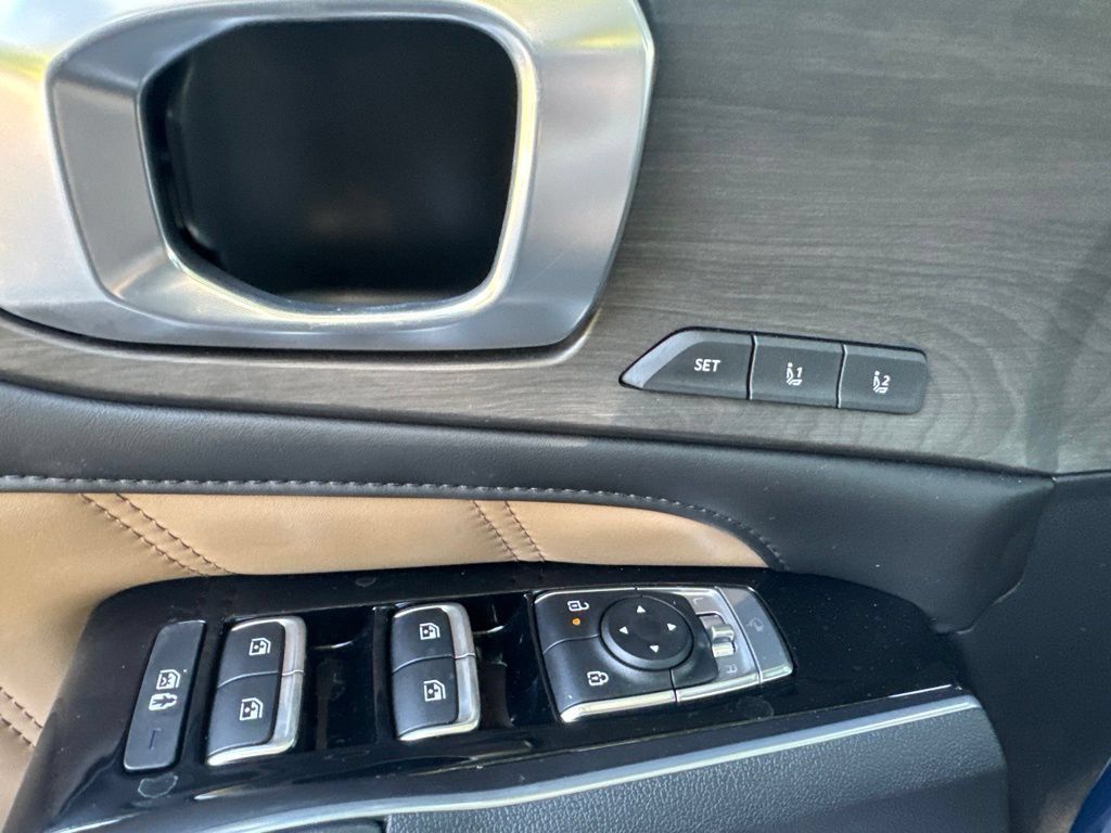 Used 2025 Kia Sorento SX AWD/4WD image 8