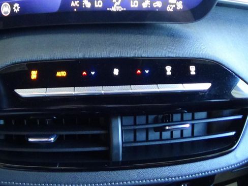 Used 2025 Buick Enclave Preferred AWD/4WD image 32