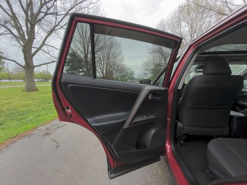 Used 2018 Toyota RAV4 XLE w/ Plus Extra Value Package AWD/4WD image 22