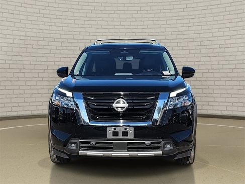 Used 2023 Nissan Pathfinder Platinum image 2