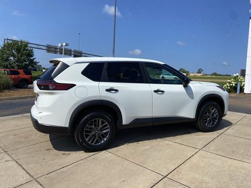 Used 2024 Nissan Rogue S FWD image 14