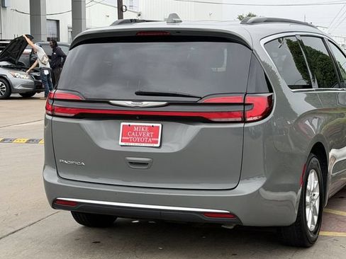Used 2022 Chrysler Pacifica Touring-L FWD image 7