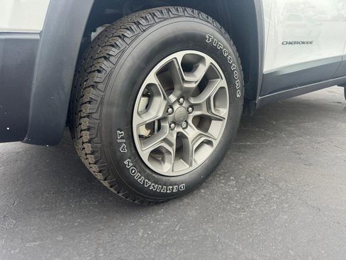 Used 2022 Jeep Cherokee Trailhawk w/ Comfort/Convenience Group image 7