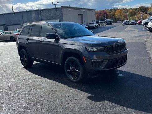 Used 2025 Jeep Grand Cherokee Limited w/ Black Appearance Package AWD/4WD image 3
