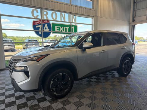 Used 2025 Nissan Rogue SV AWD/4WD image 3