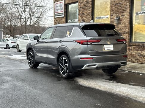 Used 2022 Mitsubishi Outlander SE image 3