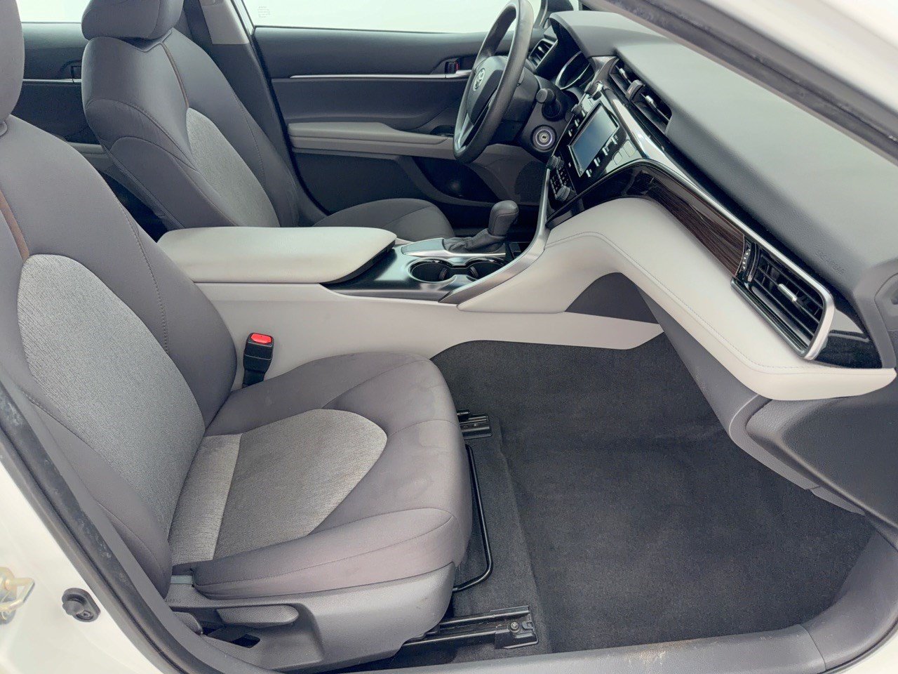 Used 2020 Toyota Camry LE FWD image 30