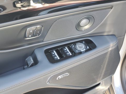 New 2026 Lincoln Nautilus Reserve image 9