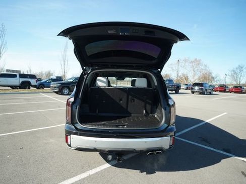 Used 2024 Kia Telluride EX w/ EX Captain's Chair Package image 17