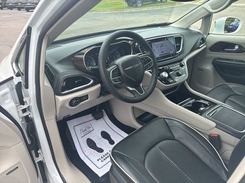 Used 2022 Chrysler Pacifica Limited AWD/4WD image 21
