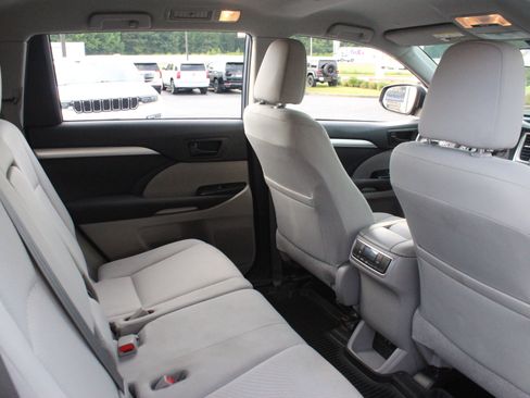 Used 2019 Toyota Highlander LE FWD image 29