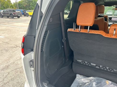 New 2025 Chrysler Pacifica Pinnacle w/ Trailer Tow Group image 30
