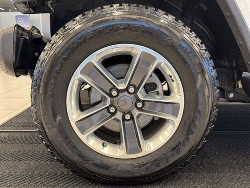 Used 2019 Jeep Wrangler Unlimited Sahara image 13