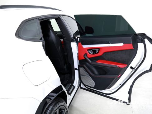 Used 2019 Lamborghini Urus image 24