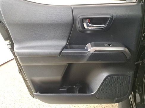 Used 2016 Toyota Tacoma TRD Sport image 14