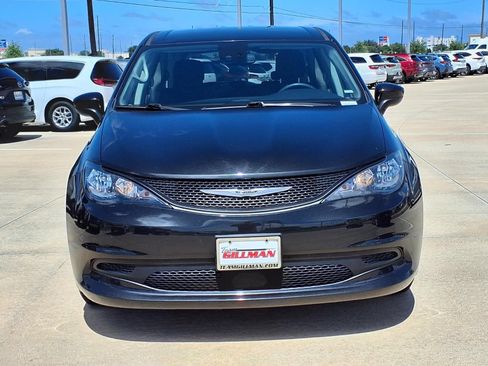 Used 2023 Chrysler Voyager LX FWD image 5