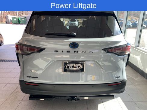 Used 2025 Toyota Sienna XLE Woodland Edition image 13