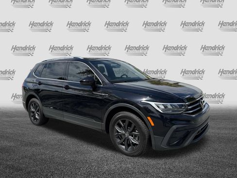 Used 2024 Volkswagen Tiguan SE w/ Panoramic Sunroof Package image 39