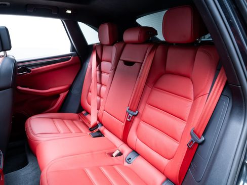 Used 2021 Porsche Macan Turbo AWD/4WD image 19