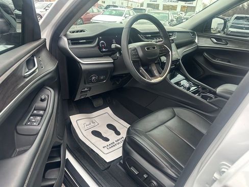 Used 2023 Jeep Grand Cherokee Limited w/ Black Appearance Package image 27