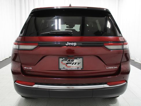 Used 2023 Jeep Grand Cherokee Laredo AWD/4WD image 7