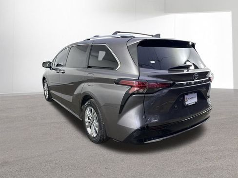 Used 2023 Toyota Sienna Platinum image 33