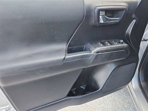 Used 2018 Toyota Tacoma TRD Sport image 12